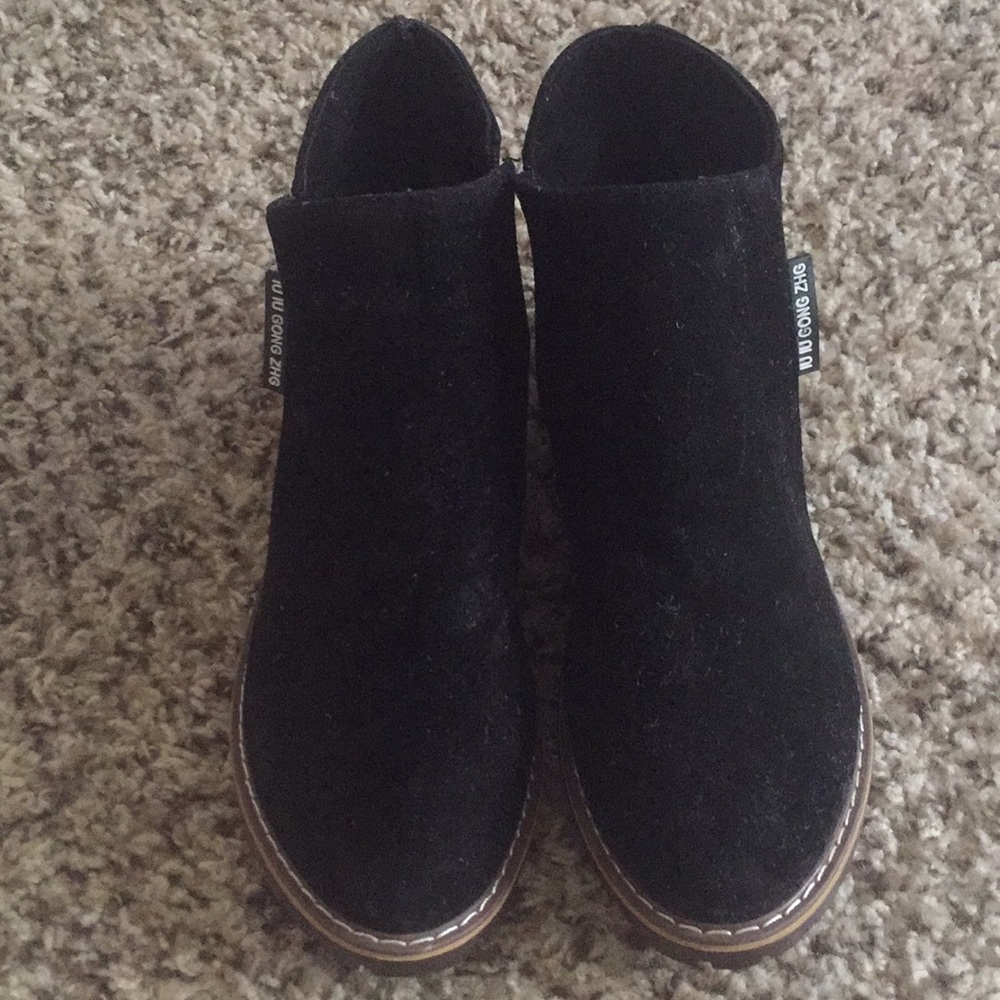 Black winter boots